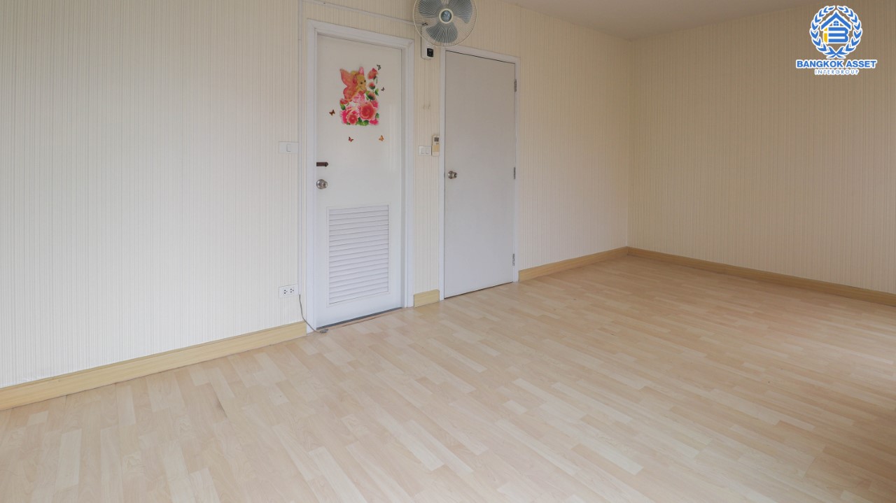 *****ทาวน์เฮ้าส์มือสองย่านวัชรพล! ม.เดอะคอนเน็ค20 วัชรพล-เพิ่มสิน ฟังก์ชันพร้อม 3 ห้องนอน 2 ห้องน้ำ จอดรถได้ 1 คัน เนื้อที่กว้าง 21 ตร.ว. บ้านสวยพร้อมเข้าอยู่ บนทำเลเชื่อมต่อถนนเพิ่มสิน ถนนสุขภิบาล5 ถนนสายไหม เข้าเมืองให้เป็นเรื่องง่ายดาย ใกล้ถนนสุขภิบาล5 และใกล้ทางด่วน ฉลองรัช